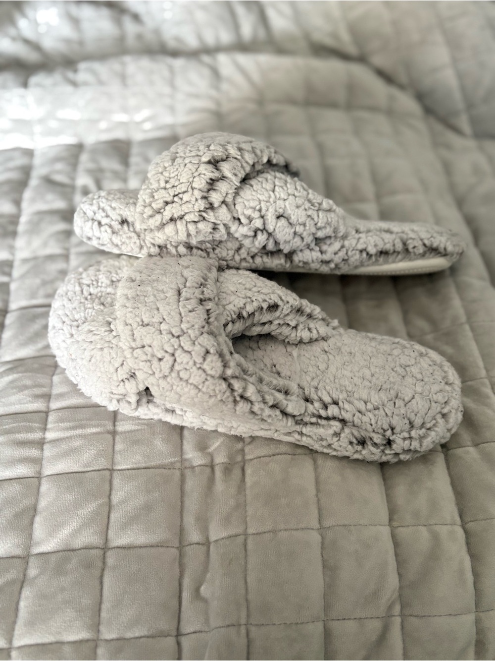 Vera Bradley Cozy Plush Cross-Band Slippers - Light Gray Size Large 9-10